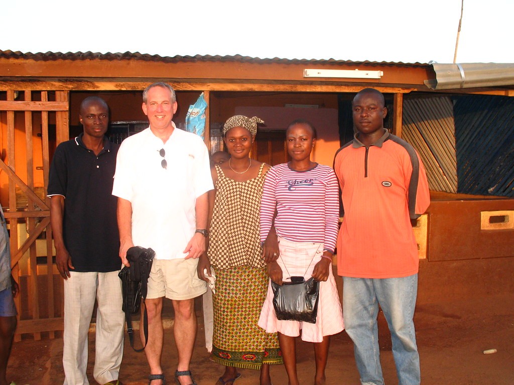 2019-june-white-volunteer-with-black-ghanians