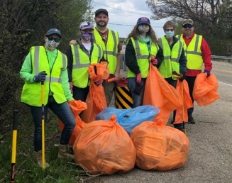 Northwest Chicagoland Humanist Crew posing during their Adopt-a-Highway cleanup